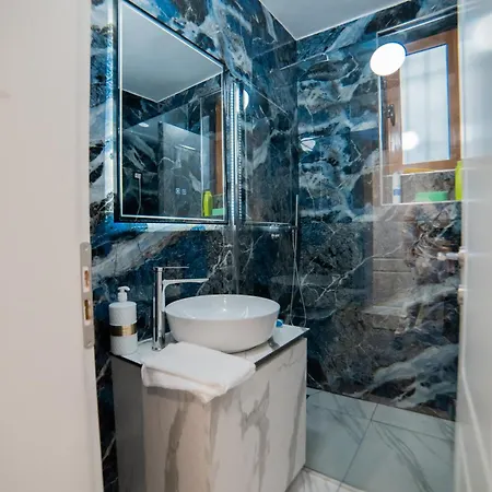 Apartment Luxury Square 21 *